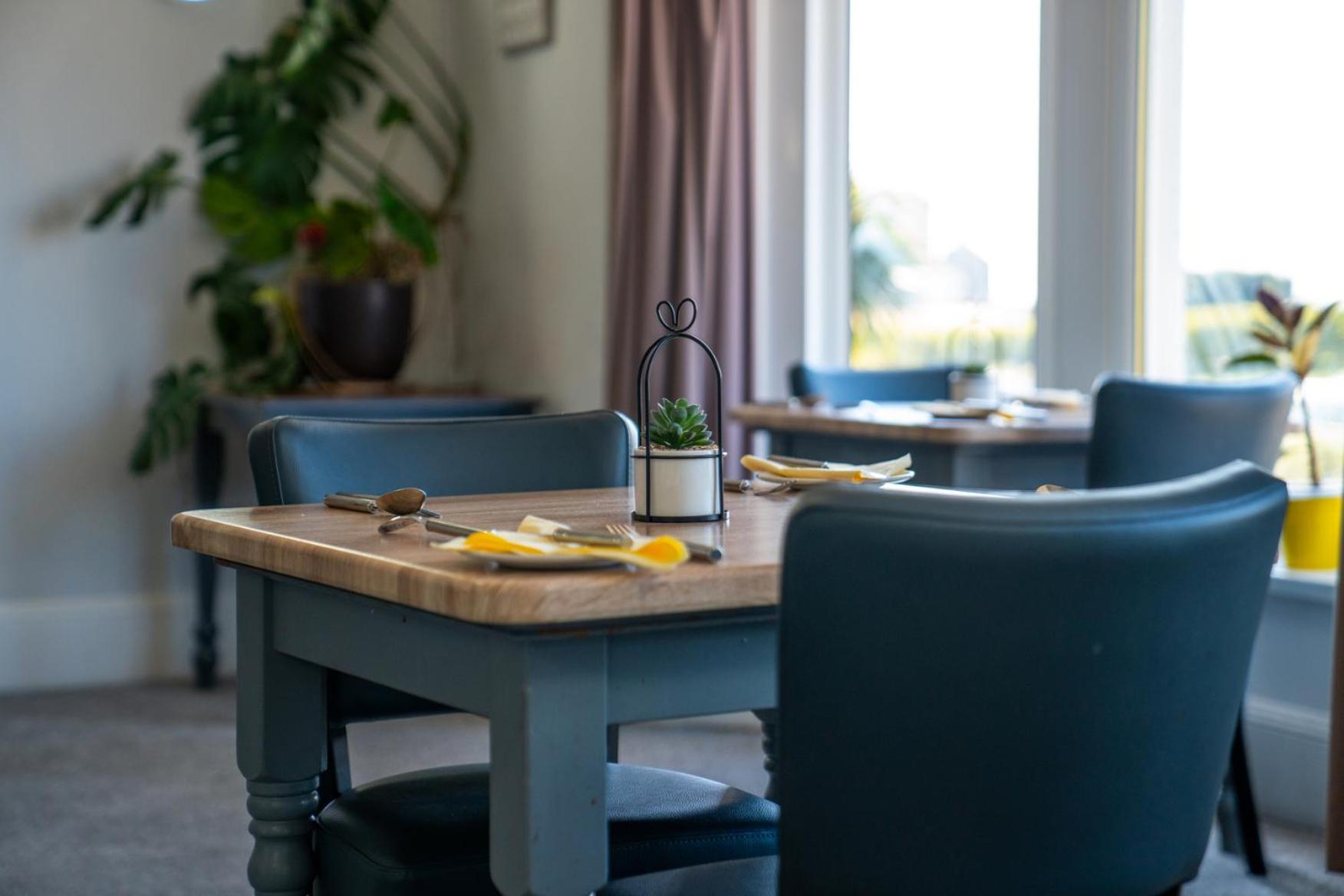 The Clifton Seafront Hotel มอร์คัมบ์ ภายนอก รูปภาพ